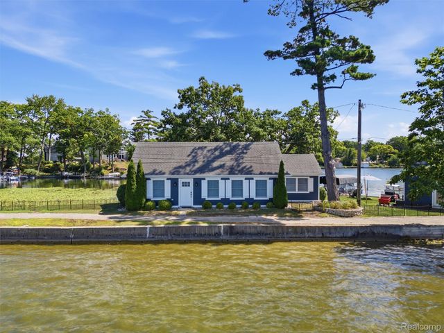 587 Westpointe Court, Lake Orion Village, MI 48362