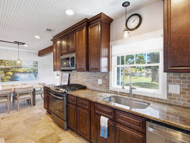 587 Westpointe Court, Lake Orion Village, MI 48362