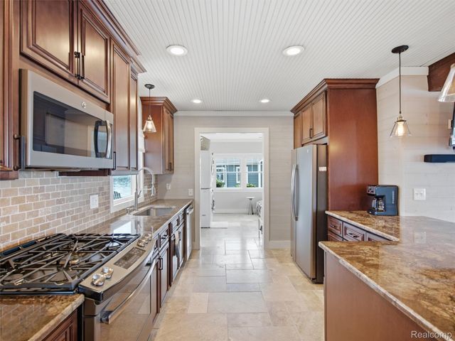 587 Westpointe Court, Lake Orion Village, MI 48362