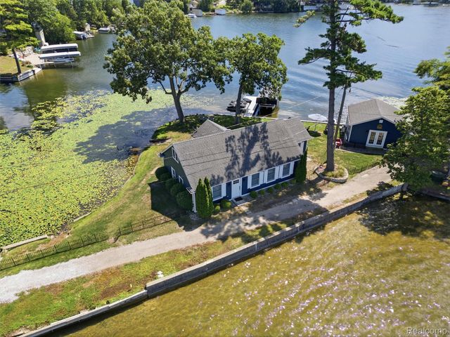 587 Westpointe Court, Lake Orion Village, MI 48362