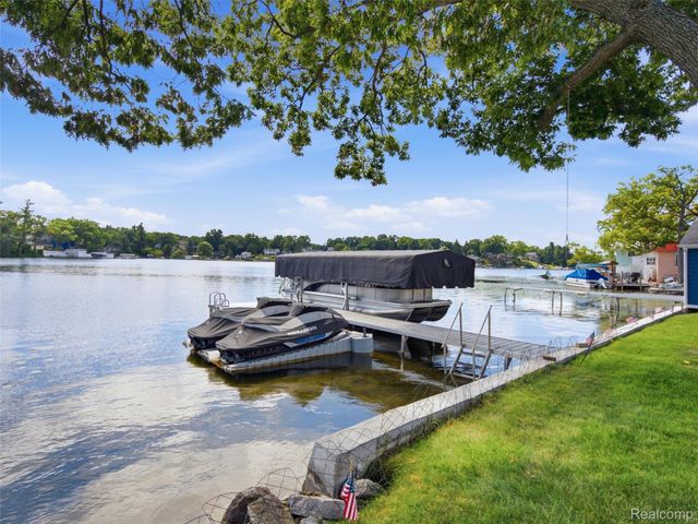 587 Westpointe Court, Lake Orion Village, MI 48362