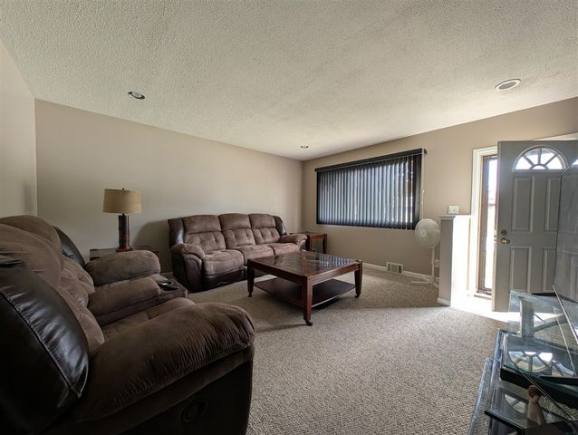 16318 Wellington Avenue, Roseville, MI 48066