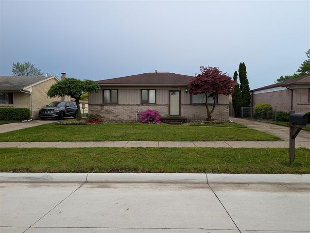 16318 Wellington Avenue, Roseville, MI 48066