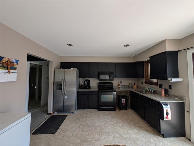 16318 Wellington Avenue, Roseville, MI 48066