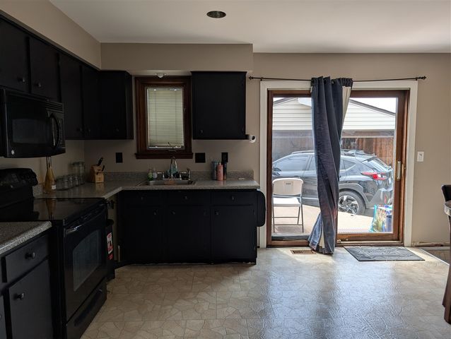 16318 Wellington Avenue, Roseville, MI 48066