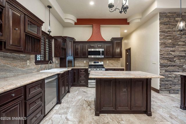 304 Las Flores Circle, La Mesa, NM 88044