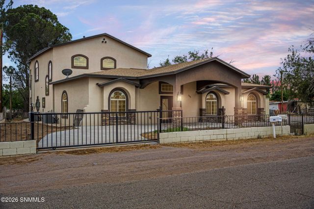 304 Las Flores Circle, La Mesa, NM 88044