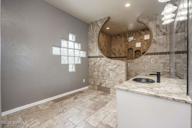 304 Las Flores Circle, La Mesa, NM 88044