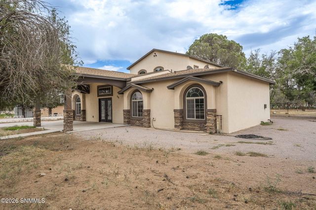 304 Las Flores Circle, La Mesa, NM 88044