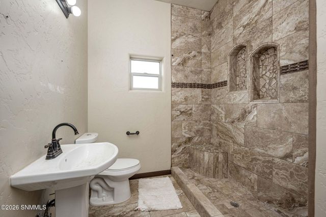 304 Las Flores Circle, La Mesa, NM 88044