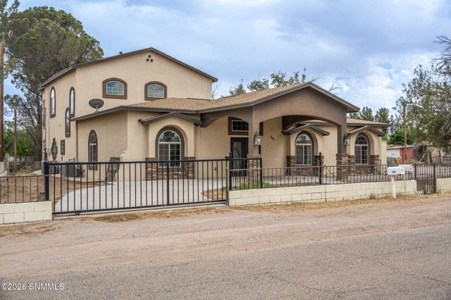 304 Las Flores Circle, La Mesa, NM 88044