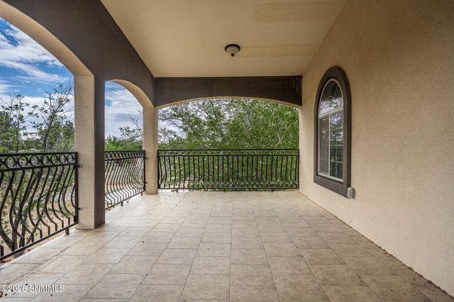304 Las Flores Circle, La Mesa, NM 88044