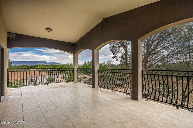 304 Las Flores Circle, La Mesa, NM 88044