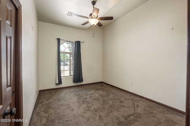 304 Las Flores Circle, La Mesa, NM 88044