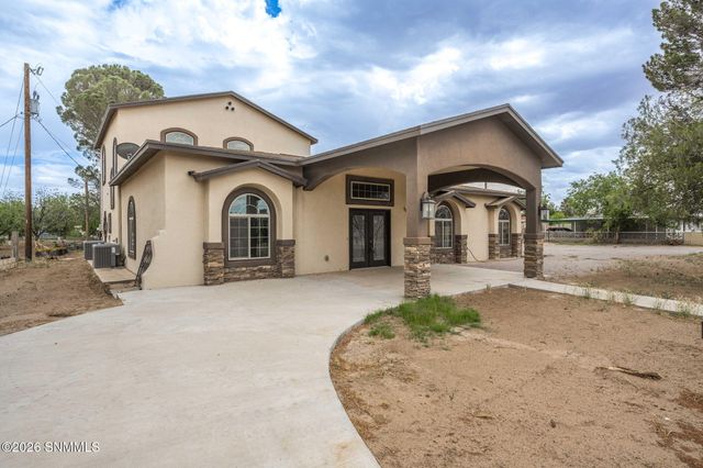 304 Las Flores Circle, La Mesa, NM 88044