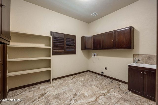 304 Las Flores Circle, La Mesa, NM 88044
