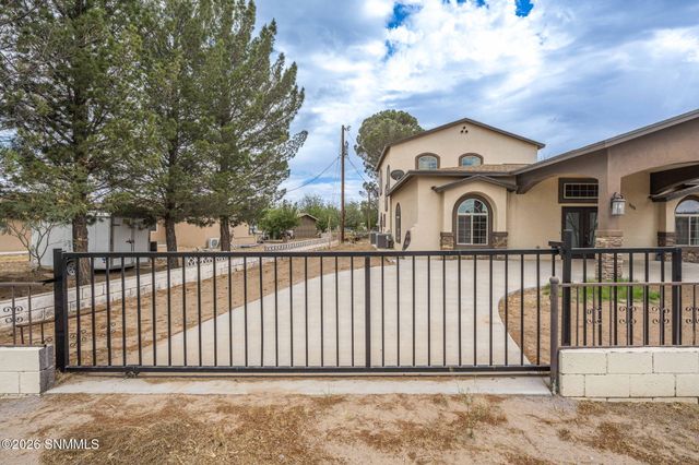 304 Las Flores Circle, La Mesa, NM 88044