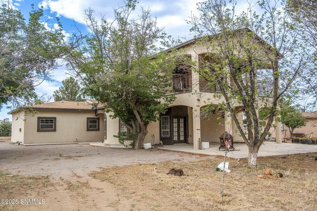 304 Las Flores Circle, La Mesa, NM 88044