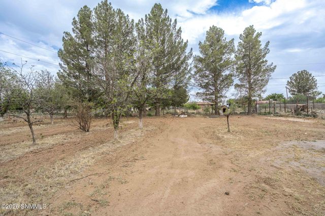 304 Las Flores Circle, La Mesa, NM 88044