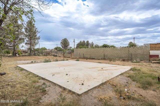 304 Las Flores Circle, La Mesa, NM 88044