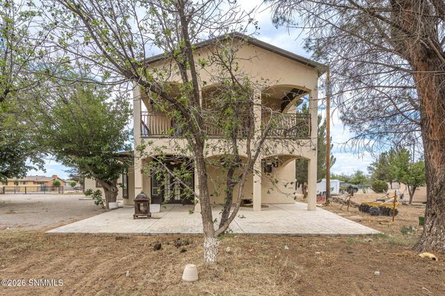 304 Las Flores Circle, La Mesa, NM 88044