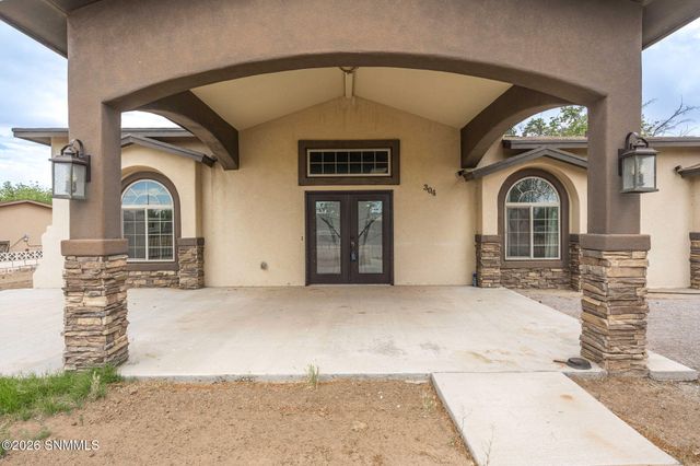 304 Las Flores Circle, La Mesa, NM 88044