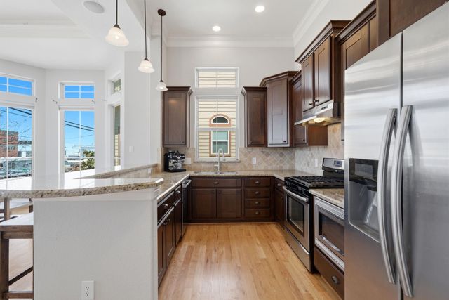 2002 Sabine Street, Houston, TX 77007