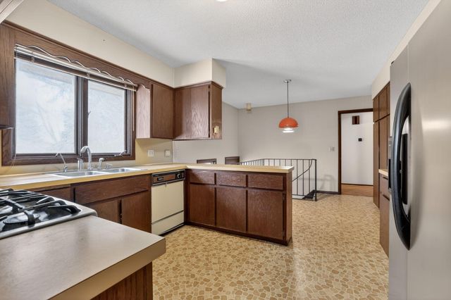 8730 Summit Drive, Eden Prairie, MN 55347