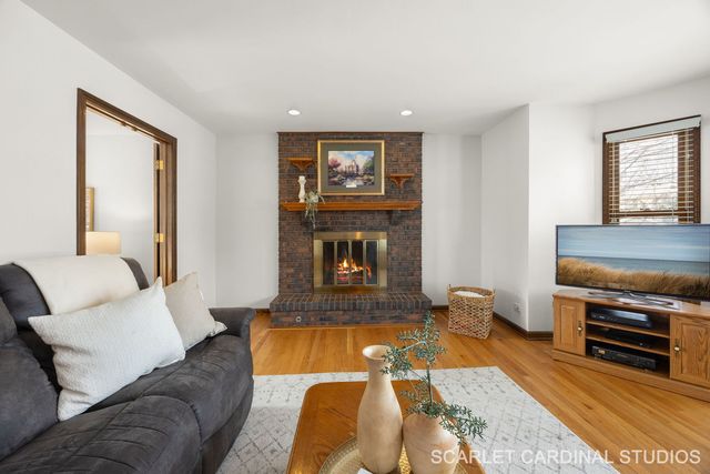 307 Leeds Court, Naperville, IL 60565