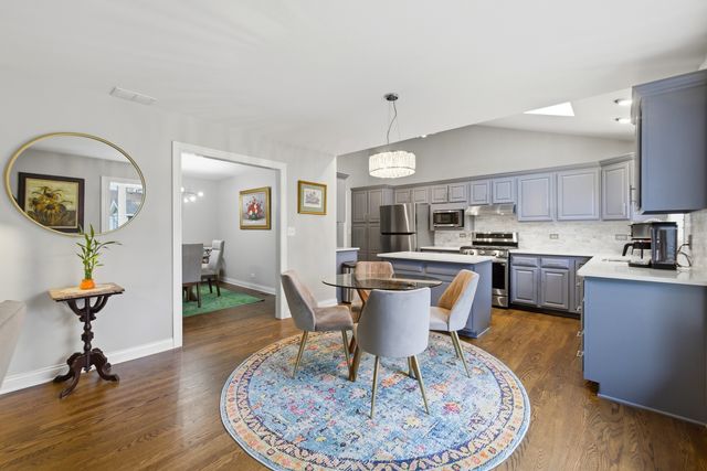 1321 Cumberland Circle E, Elk Grove Village, IL 60007