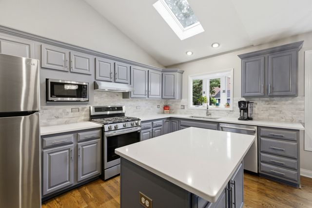 1321 Cumberland Circle E, Elk Grove Village, IL 60007