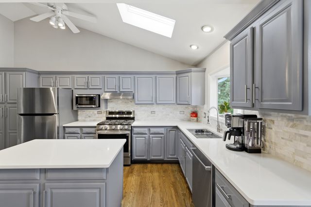 1321 Cumberland Circle E, Elk Grove Village, IL 60007