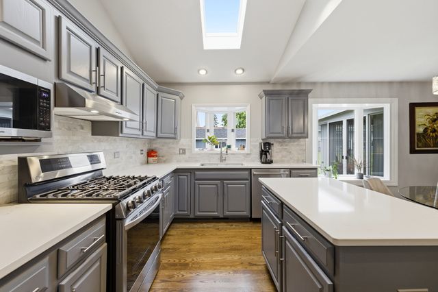 1321 Cumberland Circle E, Elk Grove Village, IL 60007