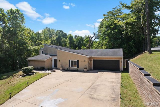 12 Hillwood Drive, Caseyville, IL 62232