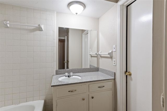 233 W Tri Oaks Lane 0233, Houston, TX 77043