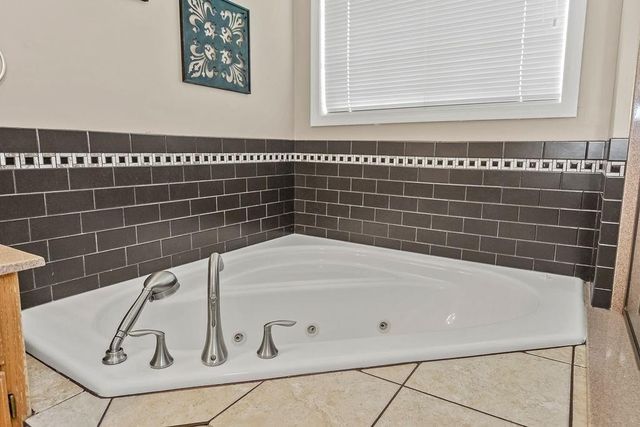 1832 NE Stonewood Drive, Lee's Summit, MO 64086