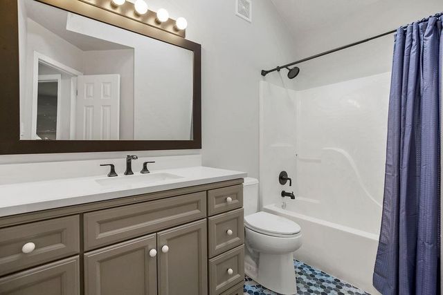 1832 NE Stonewood Drive, Lee's Summit, MO 64086