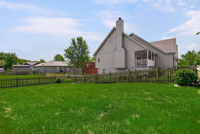 1832 NE Stonewood Drive, Lee's Summit, MO 64086