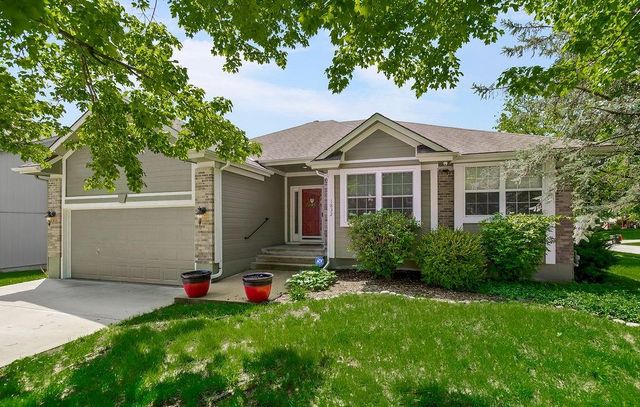 1832 NE Stonewood Drive, Lee's Summit, MO 64086