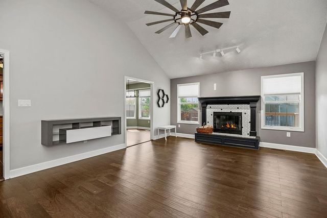 1832 NE Stonewood Drive, Lee's Summit, MO 64086