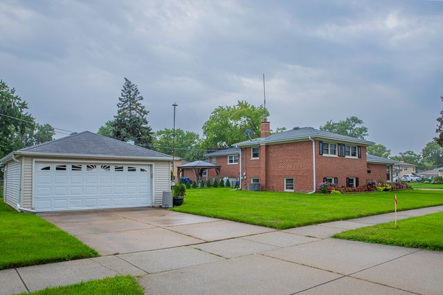 2201 PINE Street, Des Plaines, IL 60018