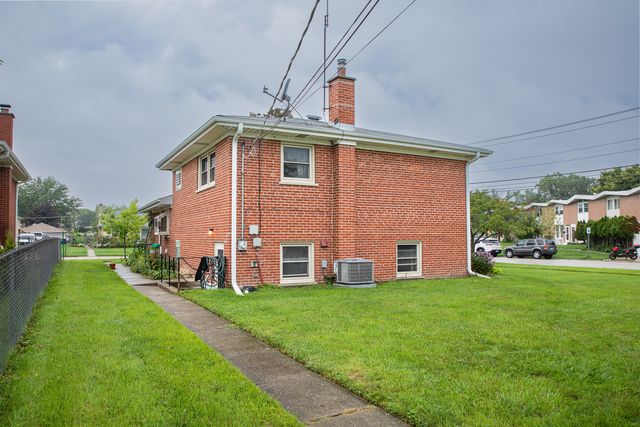 2201 PINE Street, Des Plaines, IL 60018