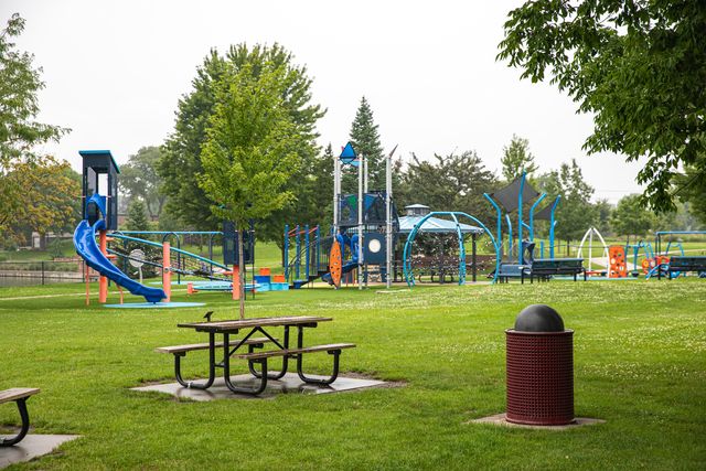 2201 PINE Street, Des Plaines, IL 60018