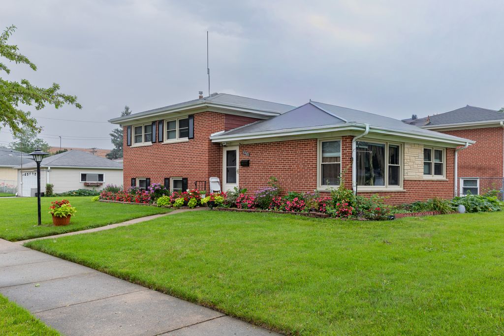 2201 PINE Street, Des Plaines, IL 60018