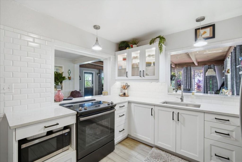 Image 13 of property listing at 3307 3RD AVENUE W, Bradenton, FL 34205