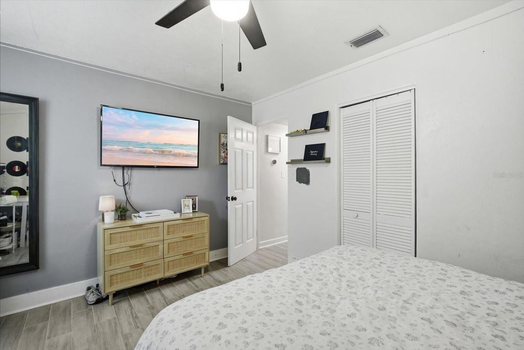 Image 16 of property listing at 3307 3RD AVENUE W, Bradenton, FL 34205