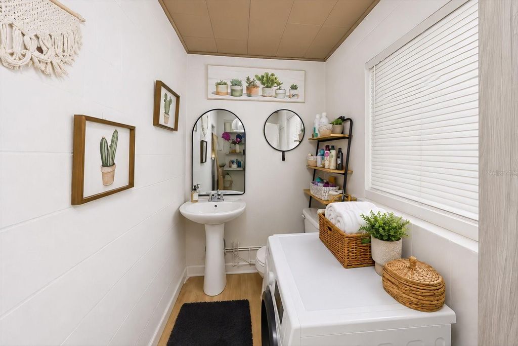 Image 22 of property listing at 3307 3RD AVENUE W, Bradenton, FL 34205