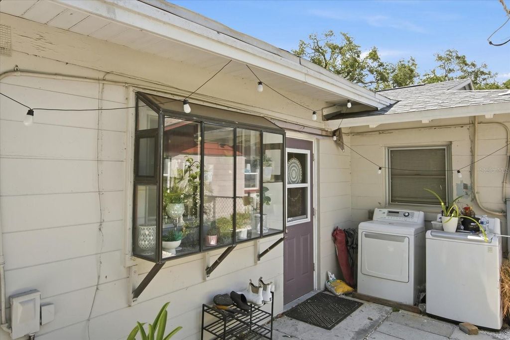 Image 34 of property listing at 3307 3RD AVENUE W, Bradenton, FL 34205
