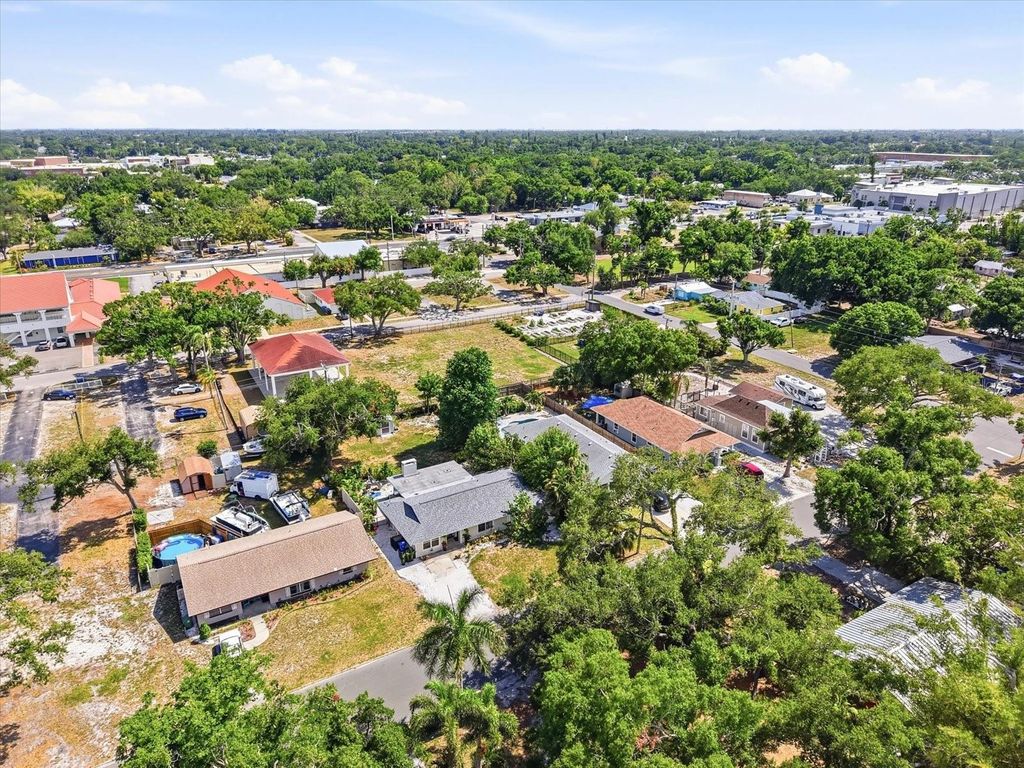 Image 36 of property listing at 3307 3RD AVENUE W, Bradenton, FL 34205