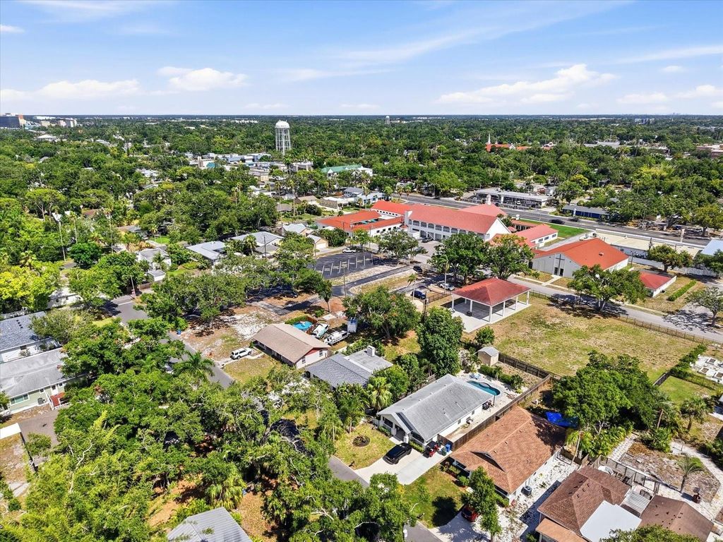 Image 37 of property listing at 3307 3RD AVENUE W, Bradenton, FL 34205